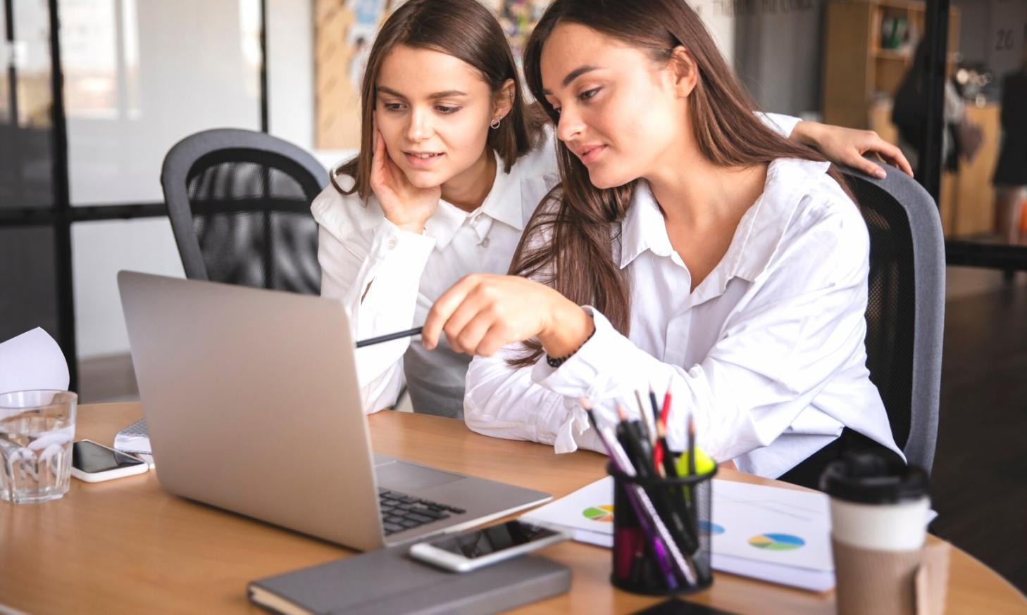 Analyse financière approfondie avec documents professionnels et ordinateur portable