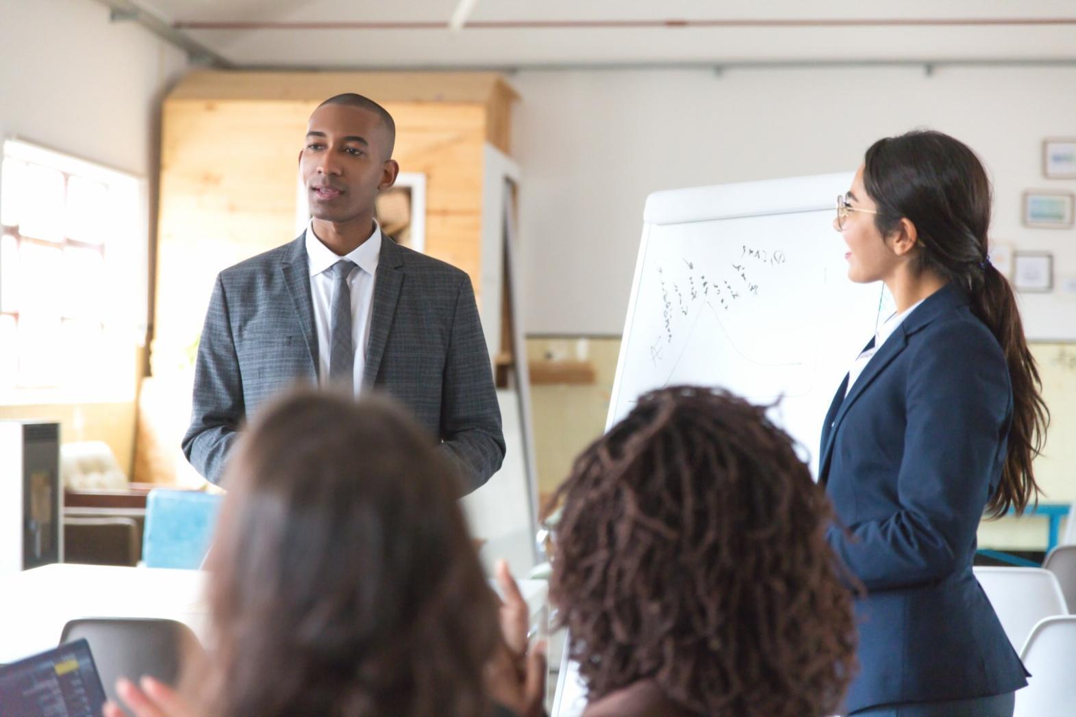 Poste de travail d'analyste financier avec documents et calculatrice