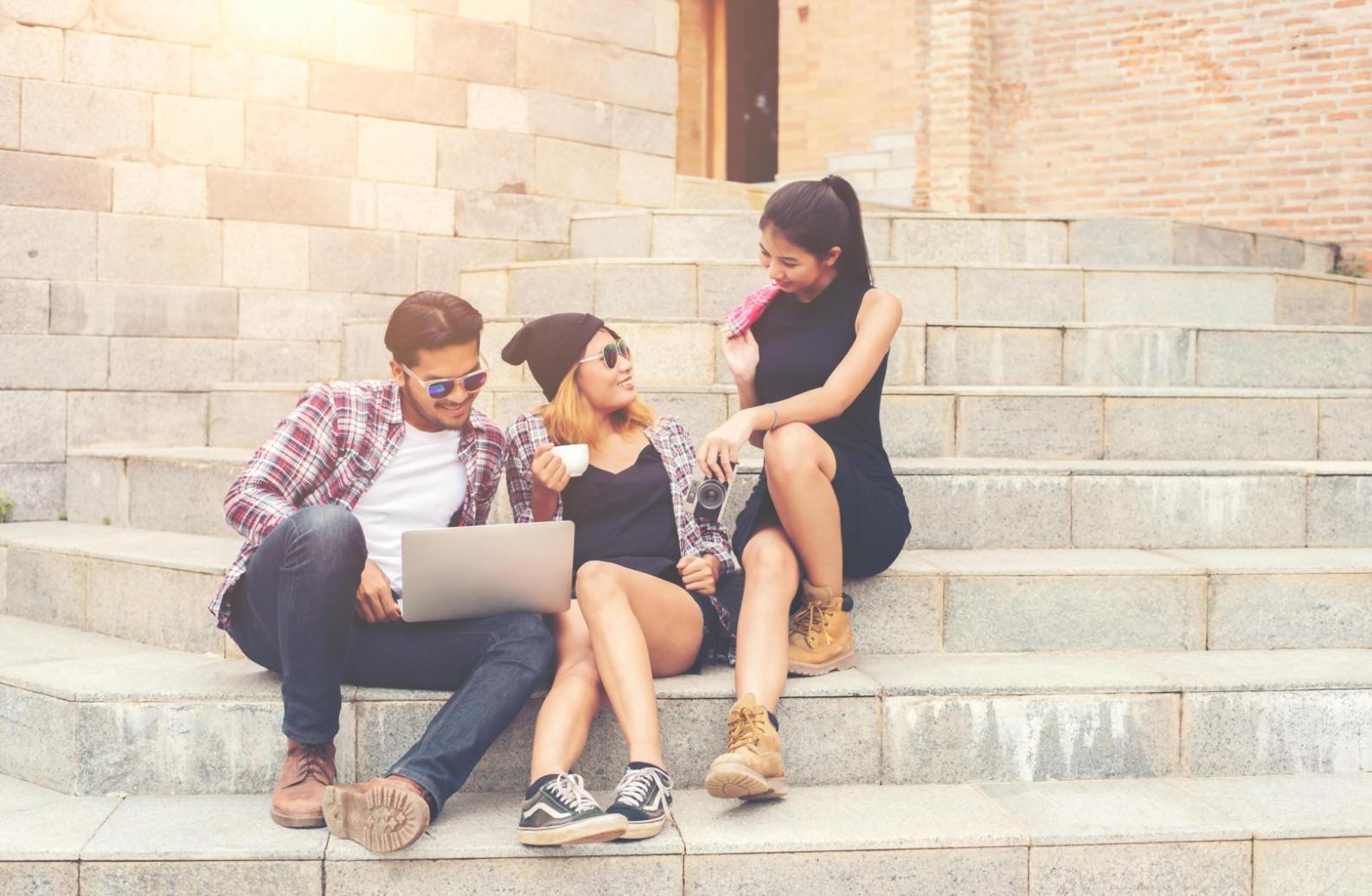 Session de formation intensive avec participants et écrans de modélisation financière