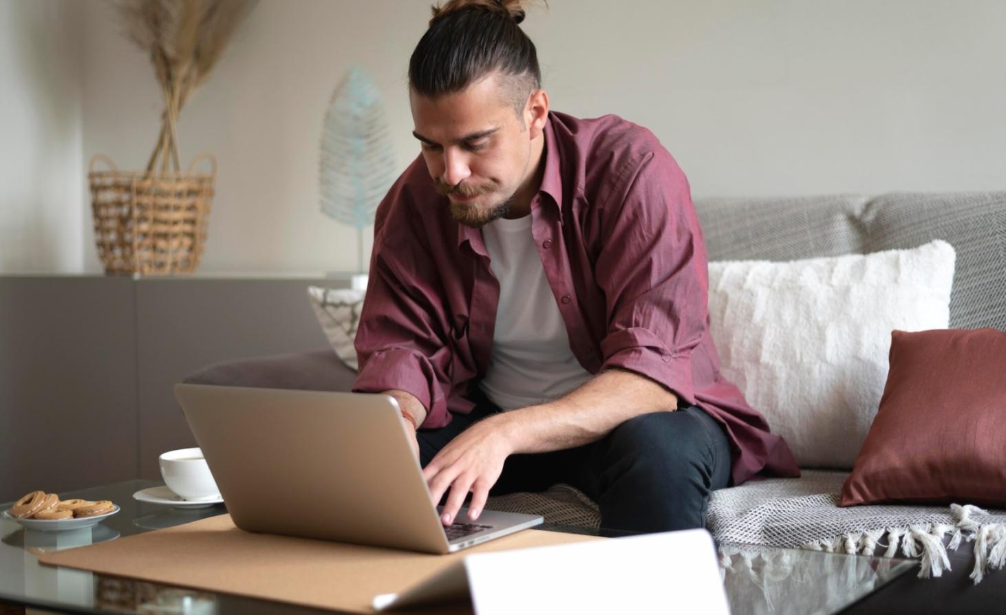 Analyse financière détaillée sur écran avec graphiques et tableaux de données